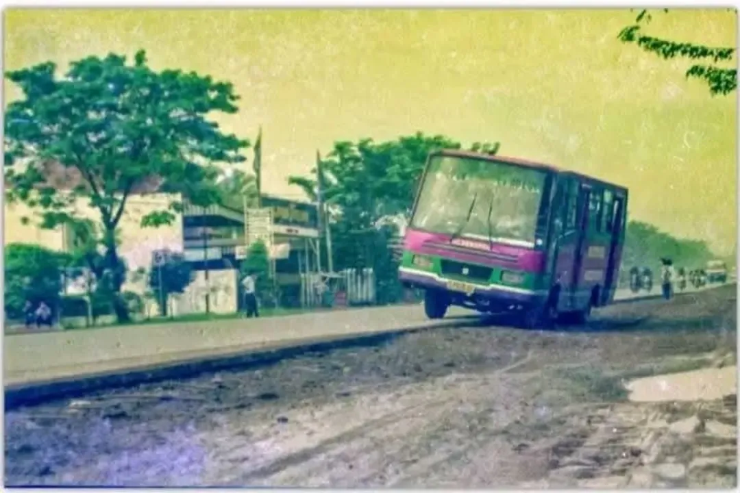 Seperti inilah kondisi Jalan Margonda Depok pada tahun 1995. Jalan masih sempit hanya cukup 1