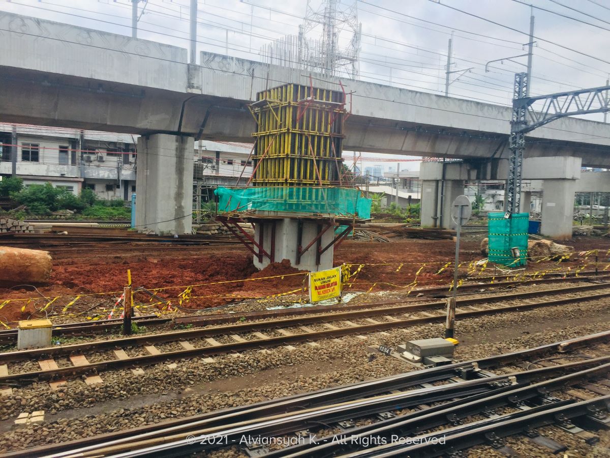 Progres Jalur Layang Manggarai: Underpass dan Sebagian Peron Ditutup, Struktur Bangunan Mulai Terlihat 5 Proyek DDT Stasiun Manggarai (2021)