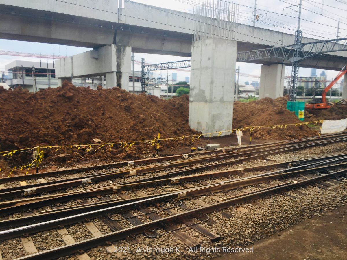 Progres Jalur Layang Manggarai: Underpass dan Sebagian Peron Ditutup, Struktur Bangunan Mulai Terlihat 6 Proyek DDT Stasiun Manggarai (2021)