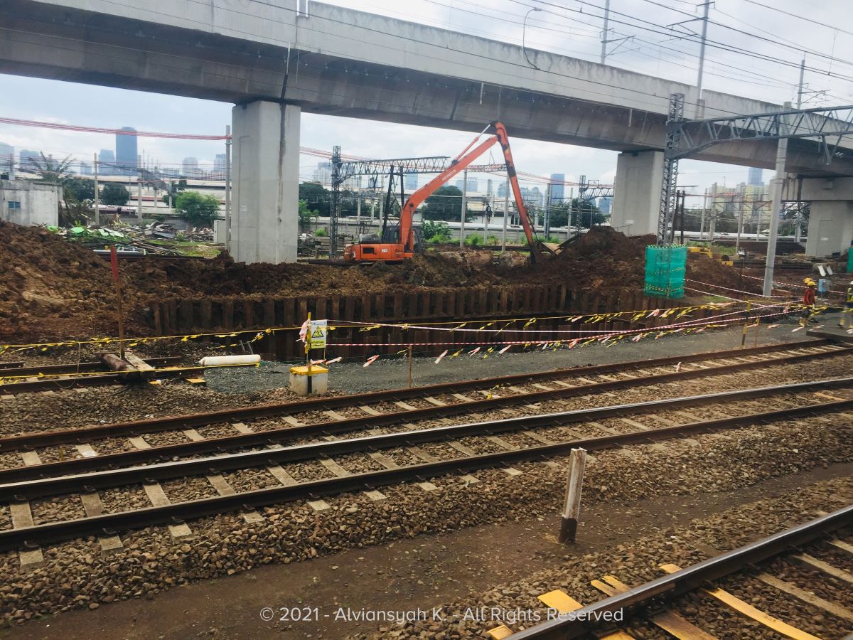 Progres Jalur Layang Manggarai: Underpass dan Sebagian Peron Ditutup, Struktur Bangunan Mulai Terlihat 7 Proyek DDT Stasiun Manggarai (2021)