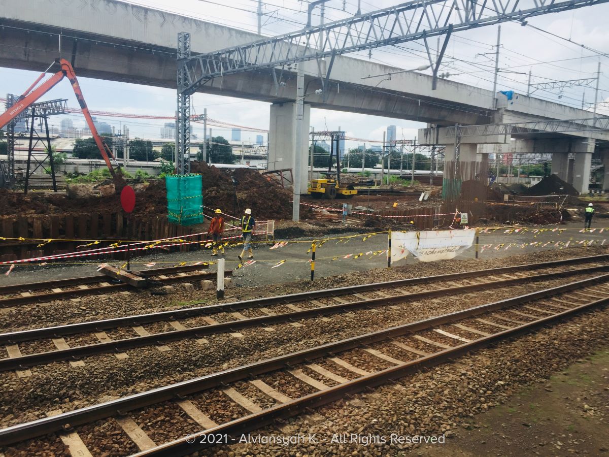 Progres Jalur Layang Manggarai: Underpass dan Sebagian Peron Ditutup, Struktur Bangunan Mulai Terlihat 8 Proyek DDT dan jalur layang stasiun Manggarai