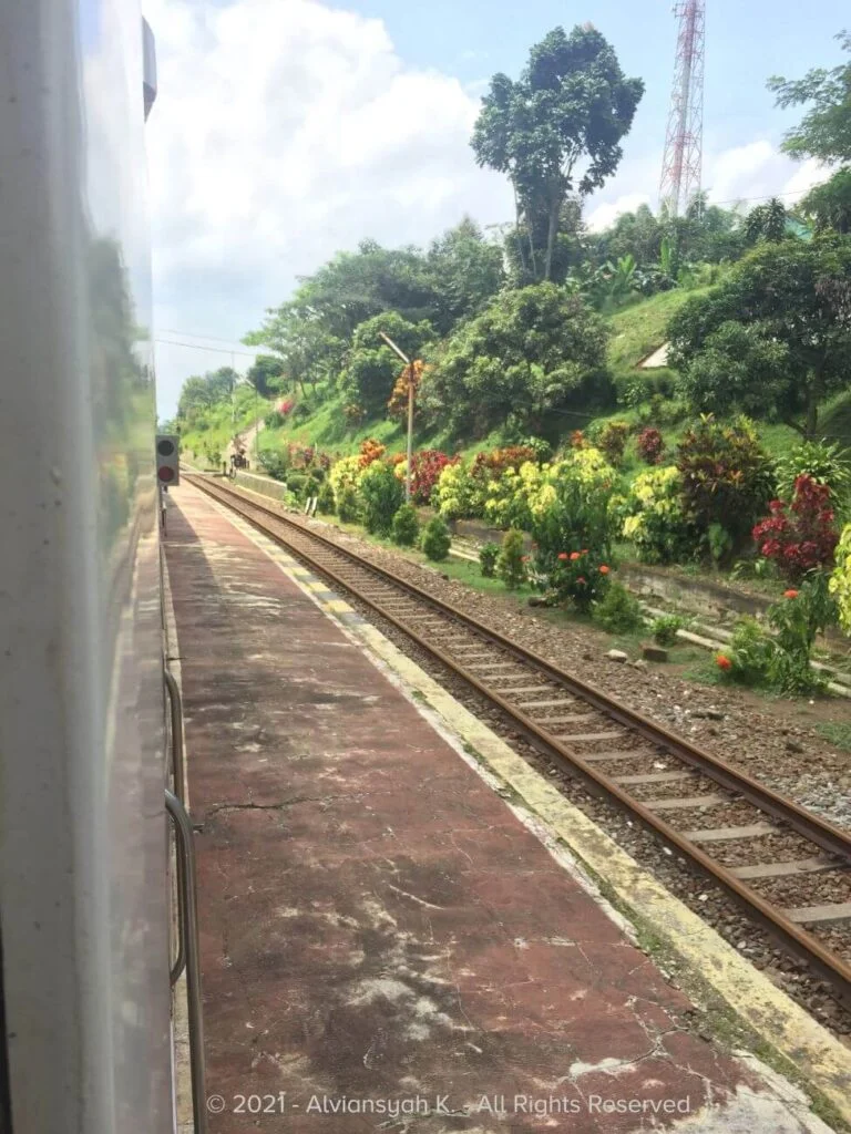 Kereta Api Serayu di stasiun Cilame