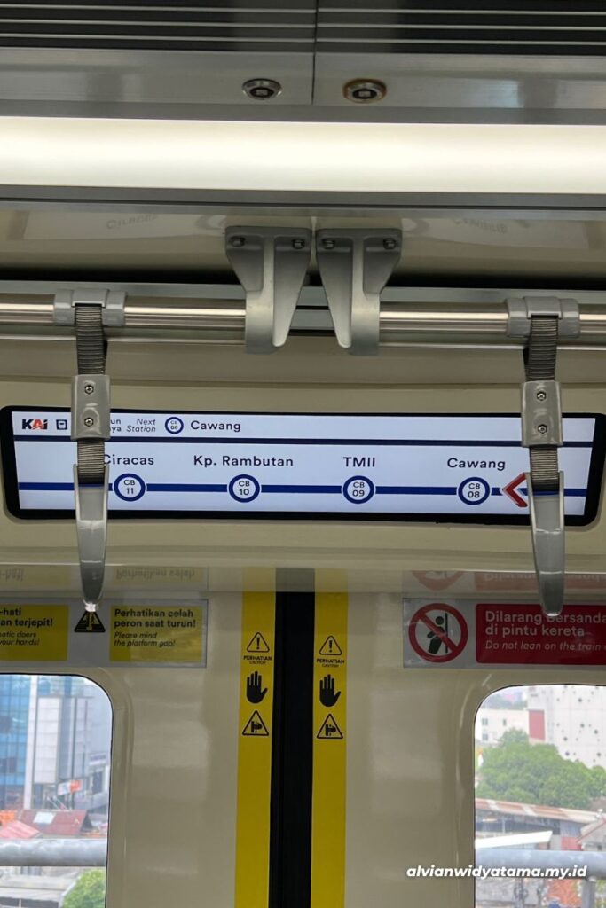Review Naik LRT Jabodebek Pertama Kali di Semua Jalur! Terintegrasi dan Bebas Macet 6 Tampilan layar public information display system (PIDS) yang terletak di pintu tengah kereta LRT.