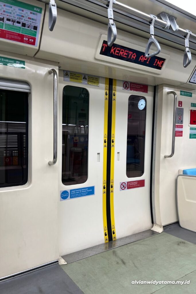 Review Naik LRT Jabodebek Pertama Kali di Semua Jalur! Terintegrasi dan Bebas Macet 7 Pintu dan tampilan PIDS yang terletak di bagian ujung kereta LRT Jabodebek.