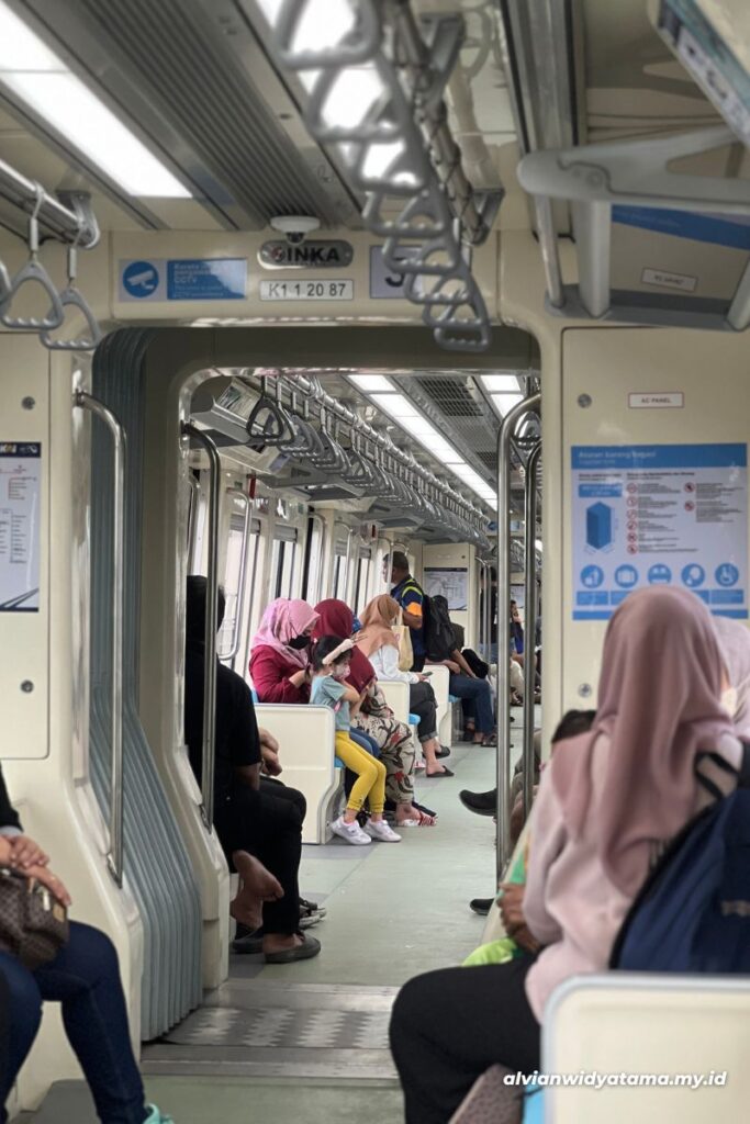 Review Naik LRT Jabodebek Pertama Kali di Semua Jalur! Terintegrasi dan Bebas Macet 4 Suasana di dalam kereta LRT Jabodebek