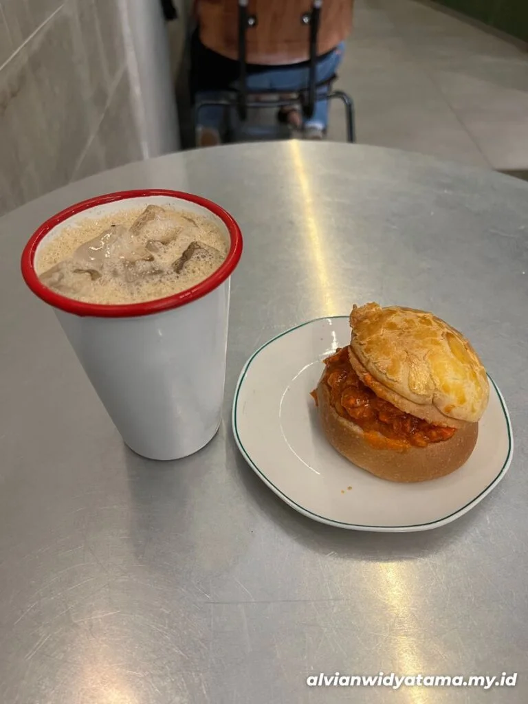 Kopi M dan Char Siu Bun