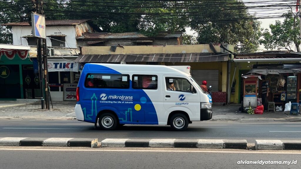 Angkot Mikrotrans atau Jaklingko AC Rute JAK.47 yang ada di Jakarta
