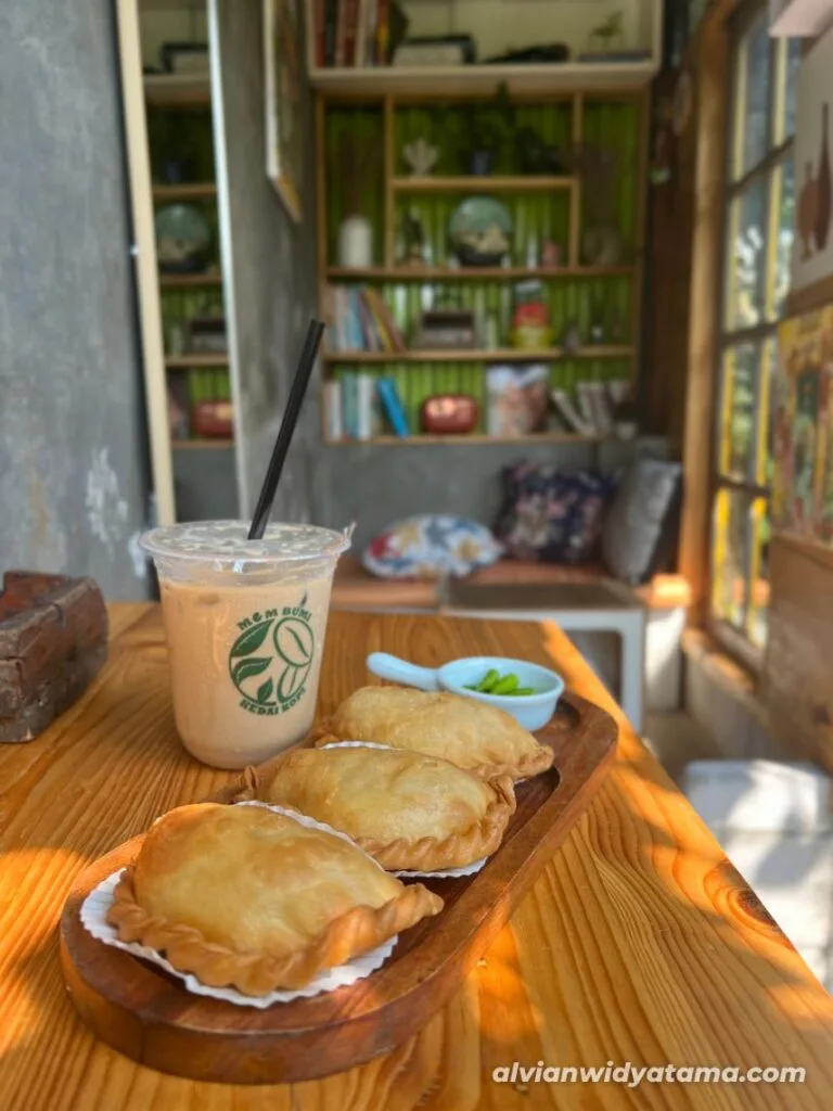 Es Kopi Susu Senja dan Pastel Membumi Kopi - alvianwidyatama.com