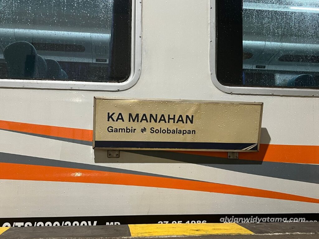 Pengalaman Solotrip ke Solo: Itinerary, Aktivitas, dan Biaya yang Dikeluarkan 4 Rangkaian kereta api KA Manahan, Gambir-Solo Balapan