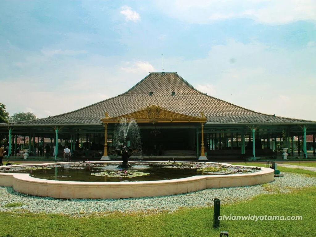 Pura Mangkunegaraan, Solo. Salah satu destinasi yang wajib dikunjungi saat liburan ke Solo.