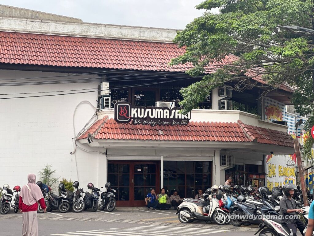 Pengalaman Solotrip ke Solo: Itinerary, Aktivitas, dan Biaya yang Dikeluarkan 8 Resto Kusuma Sari, salah satu restoran legendaris yang ada di kota Solo. Credits: alvianwidyatama.com