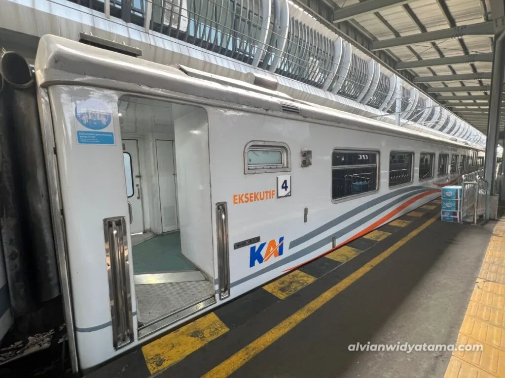 KA Manahan di stasiun Solo Balapan, Mei 2024. Rangkaian yang digunakan yaitu rangkaian kereta mild steel kaca lebar.