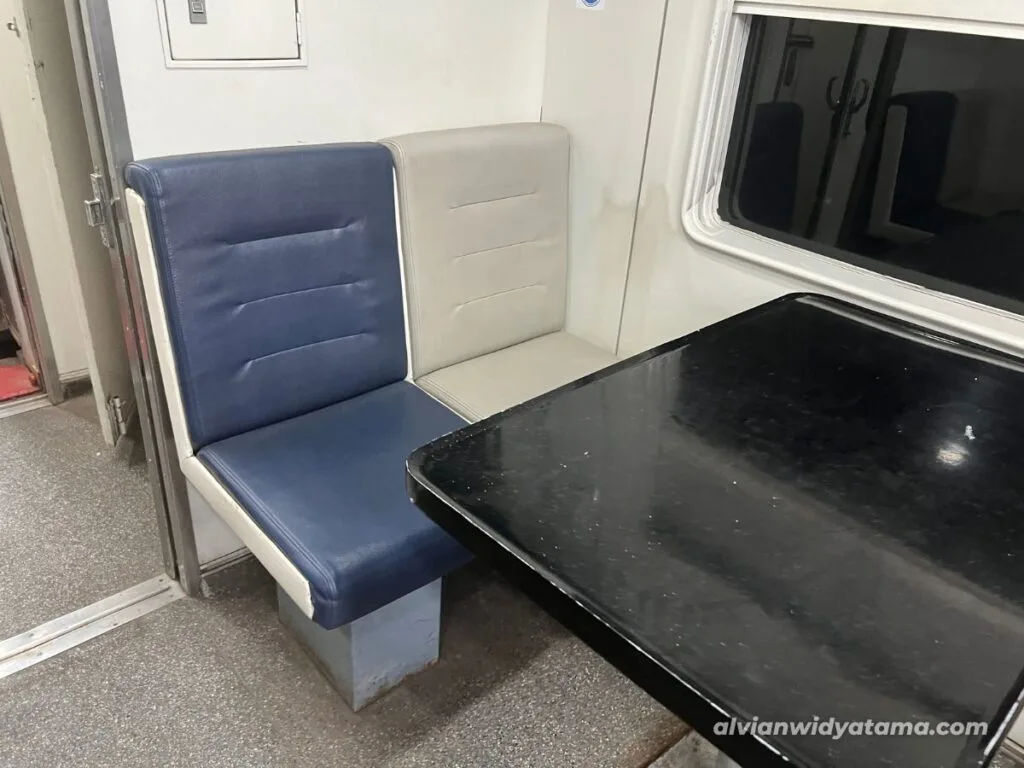 Kereta Makan (M1 0 17 01) KA Manahan