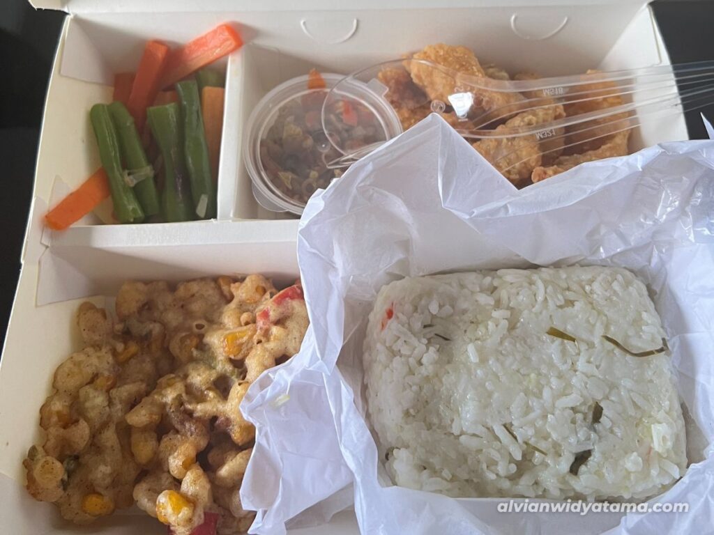 Review Naik KA Manahan Full Trip 11 Nasi daun jeruk ikan dory Reska di KA Manahan