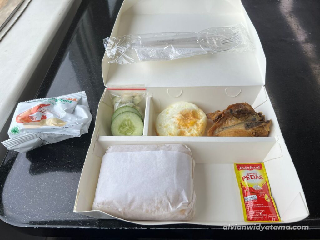Review Naik KA Manahan Full Trip 10 Nasi Goreng Parahyangan Reska
