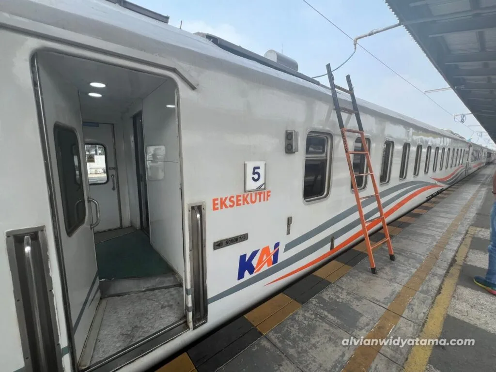 Rangkaian kereta api Manahan mild steel dengan kaca pesawat di stasiun Cirebon. Mei 2024.