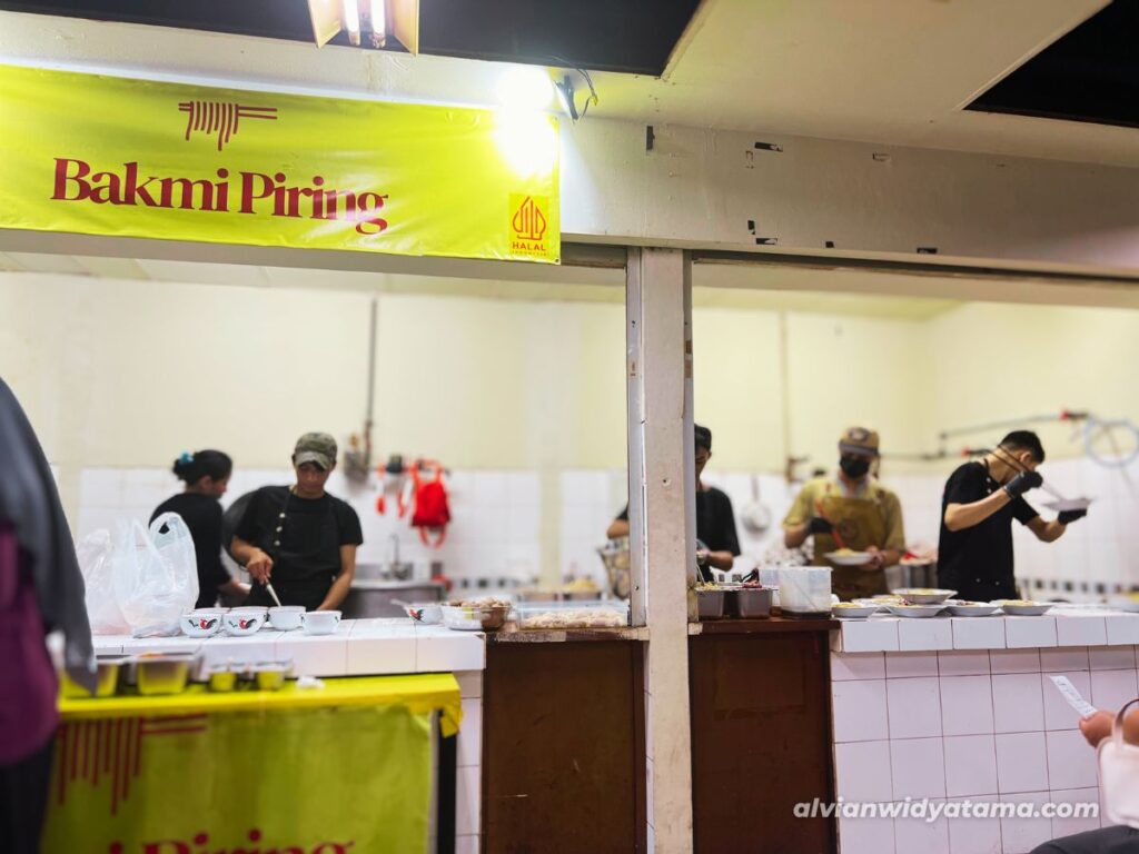Jajal Kuliner Viral Blok M (Part 2) 3 Bakmi Piring Blok M, salah satu rekomendasi kuliner yang viral di Blok M, berlokasi di Pujasera Blok M Square.