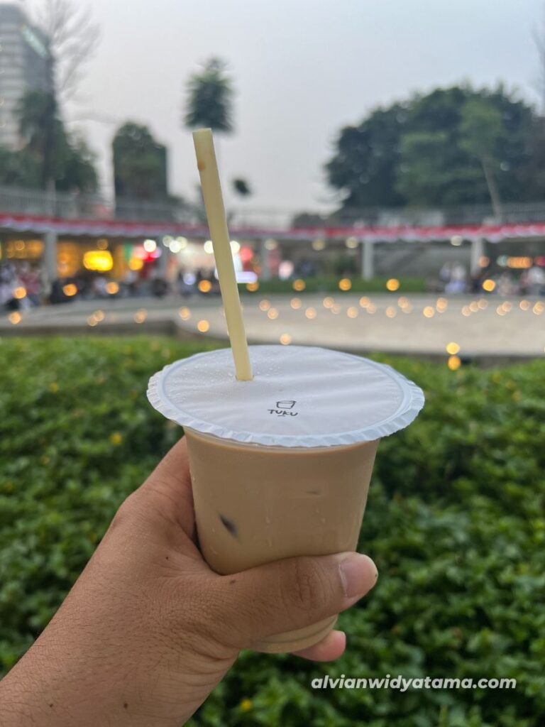 Jajal Kuliner Viral Blok M (Part 2) 15 Kopi Susu Tetangga dari Kopi Tuku Blok M, foto diambil di Taman Literasi