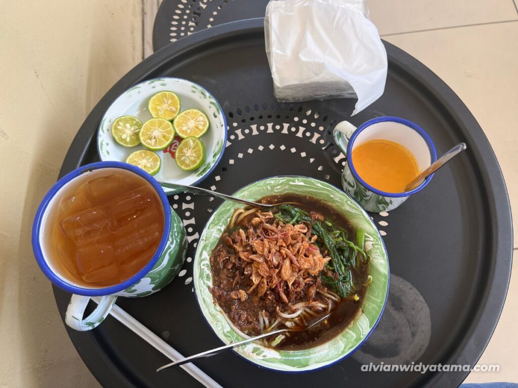 Jajal Kuliner Viral Blok M (Part 2) 13 Mie Kangkung Kite porsi sedang dan es teh