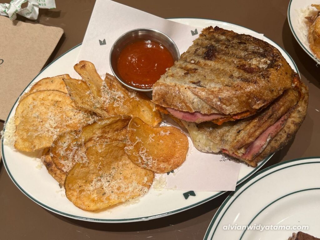Jajal Kuliner Viral Blok M (Part 2) 8 Pastrami and Cheese Sandwich - Maiku Cafe Blok M.
