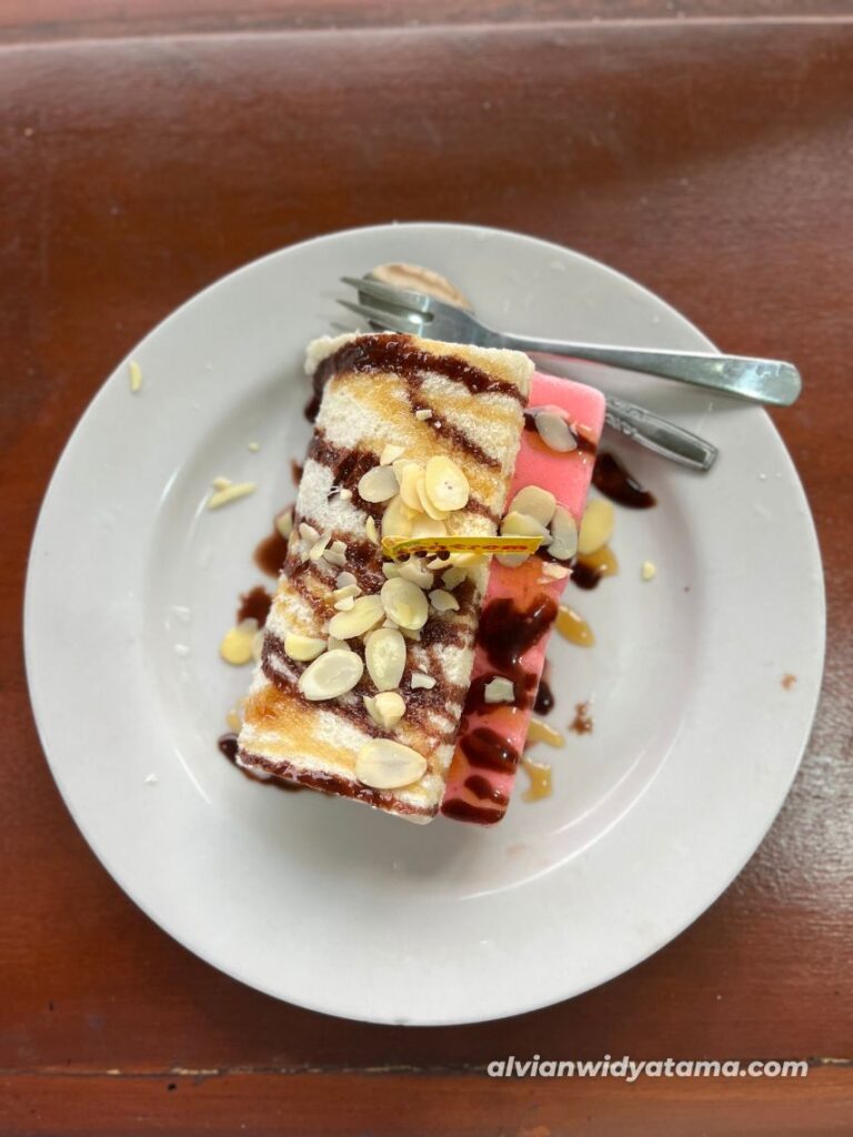 Review dan Jajal Kuliner Otentik Solo 14 Sandwich Ice Cream, menu yang paling direkomendasikan saat mencoba es krim di New Es Krim Tentrem, salah satu spot kuliner otentik Solo.