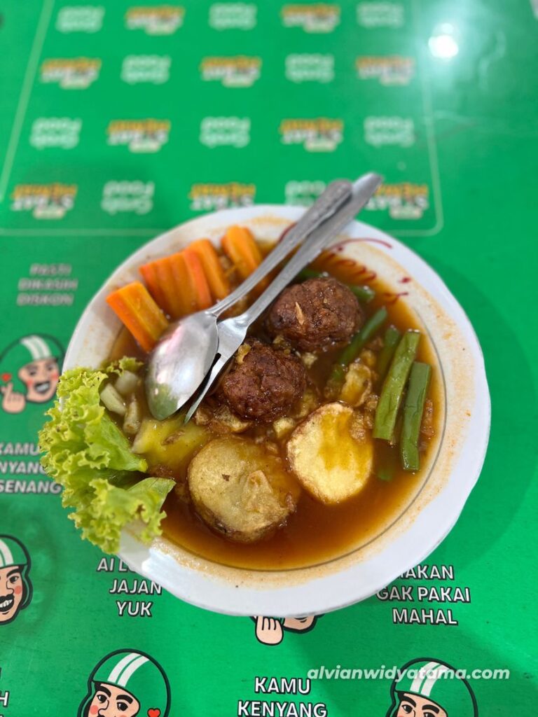 Review dan Jajal Kuliner Otentik Solo 5 Selat double daging dari Selat Solo Vien's, salah satu kuliner Solo yang wajib kalian coba.