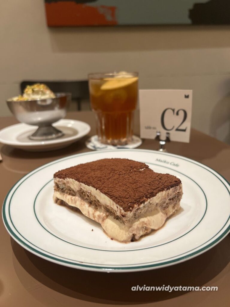 Jajal Kuliner Viral Blok M (Part 2) 7 Tiramisu Classic di Maiku Cafe Blok M
