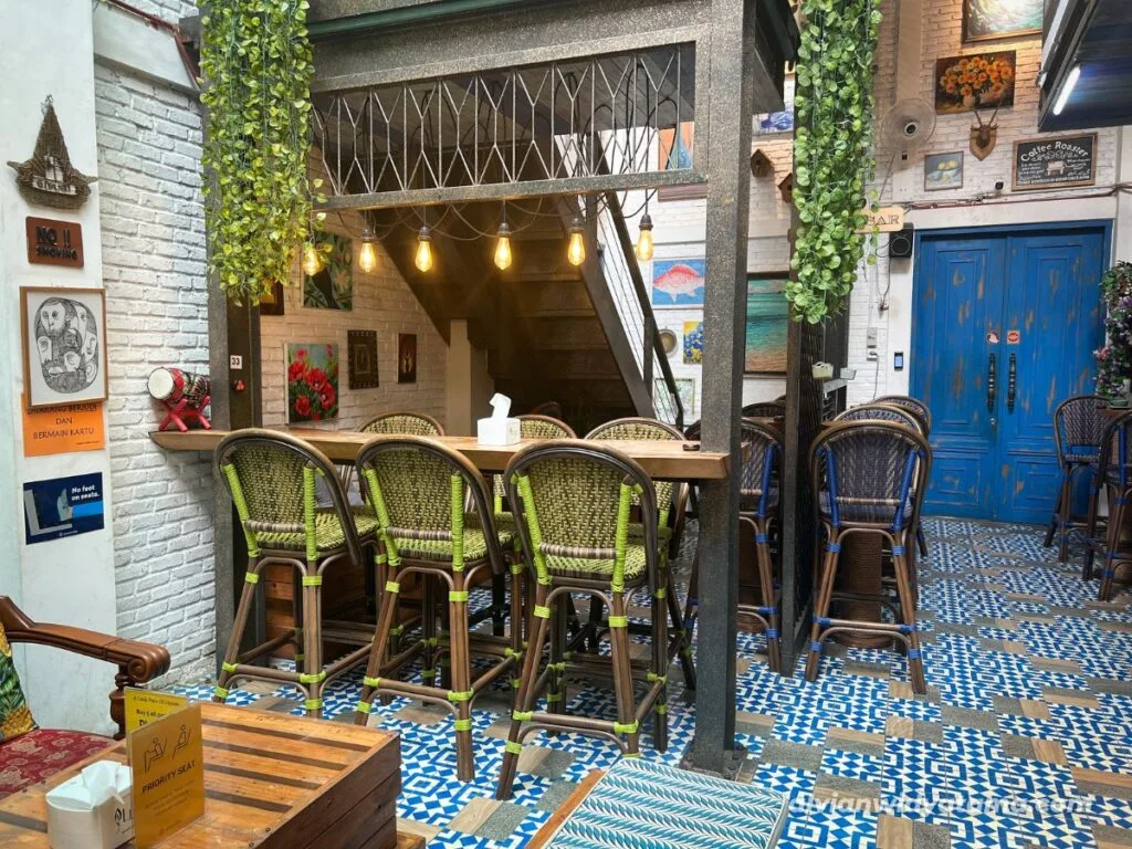 Area Indoor Giyanti Coffee Roastery di Cikini, Jakarta. Salah satu coffee shop Cikini yang paling direkomendasikan.