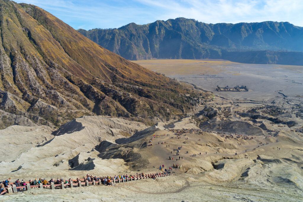 6 Aktivitas Menarik Saat Berwisata di Gunung Bromo 4 Jalur pendakian menuju ke kawah gunung Bromo. Salah satu spot wisata di gunung Bromo.