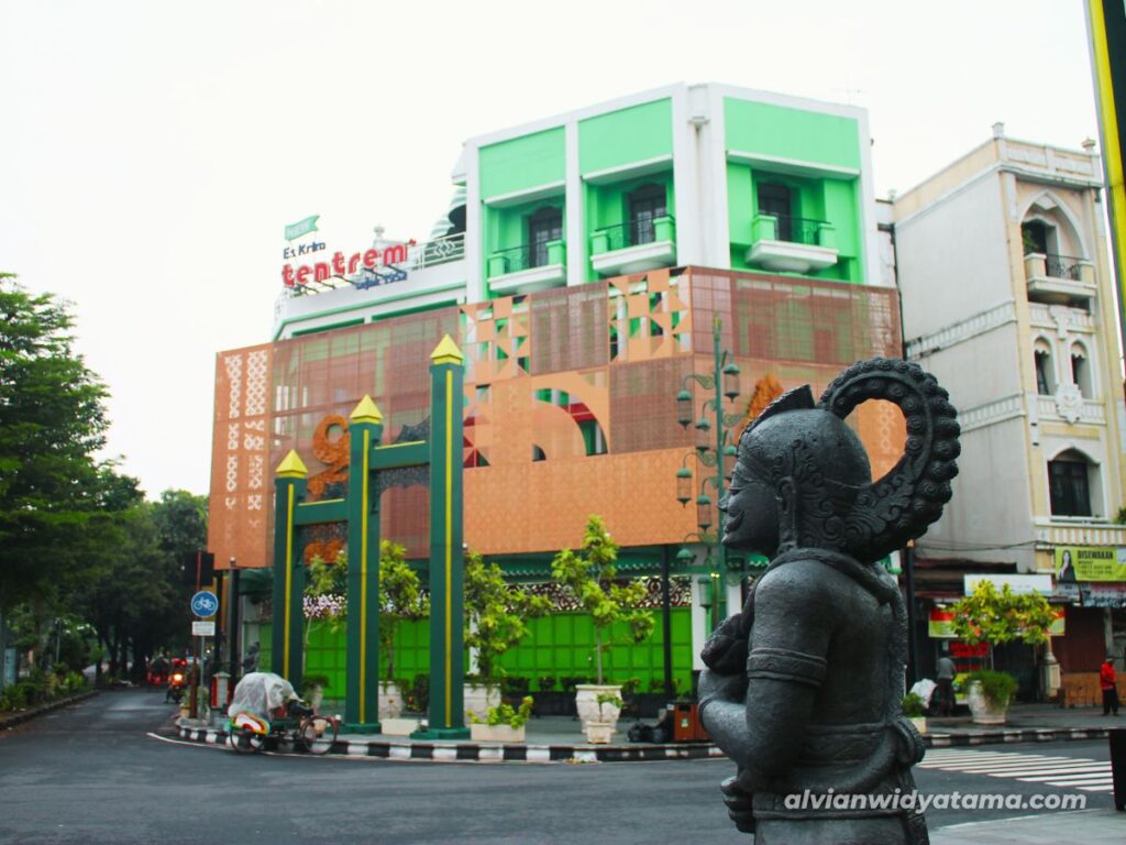 Review dan Jajal Kuliner Otentik Solo 13 Tampak depan dari restoran New Es Krim Tentrem Solo, salah satu kuliner otentik Solo yang wajib dicoba.
