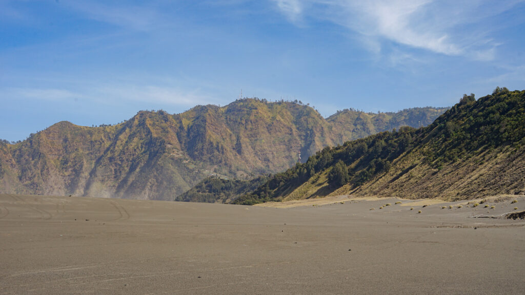 6 Aktivitas Menarik Saat Berwisata di Gunung Bromo 6 Perbukitan di sekitar gunung Bromo.