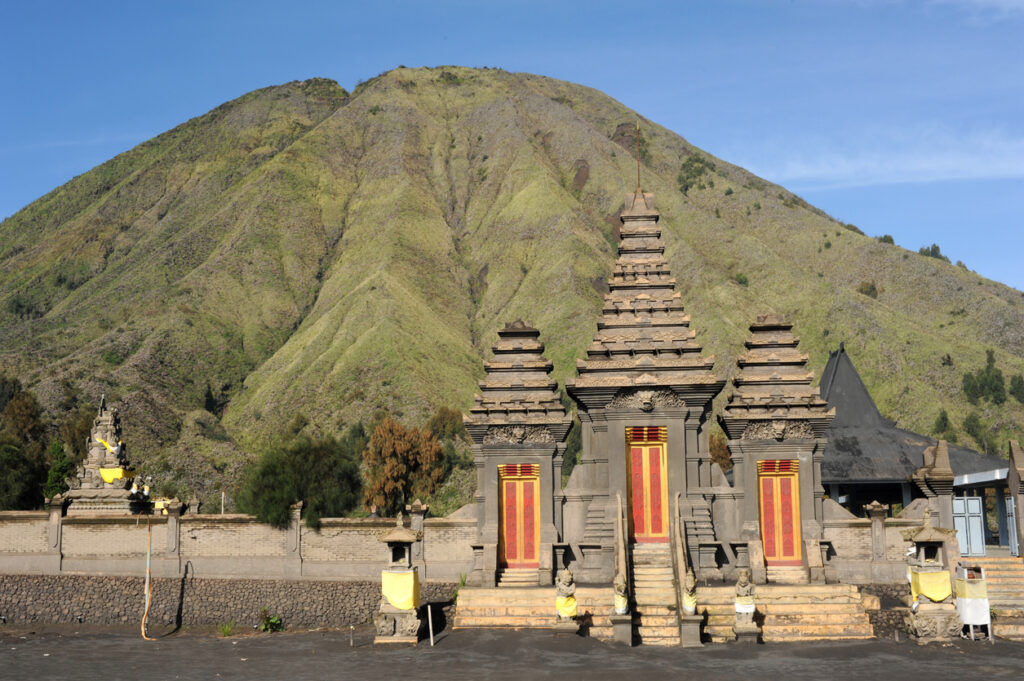 6 Aktivitas Menarik Saat Berwisata di Gunung Bromo 5 Pura Luhur Poten, salah satu destinasi saat wisata di gunung Bromo.