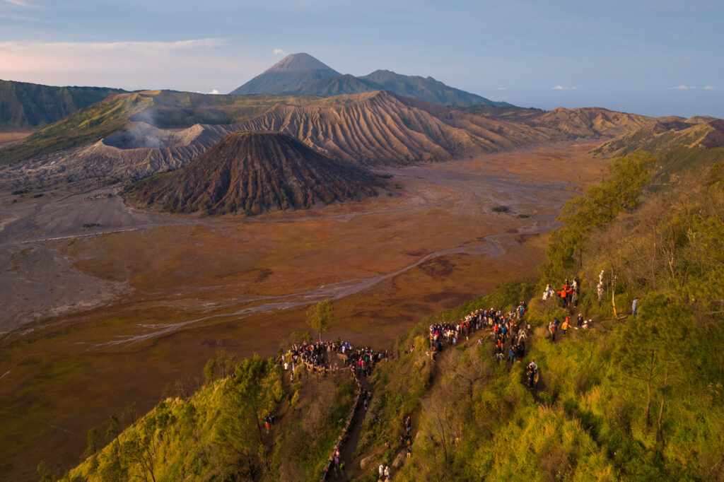 6 Aktivitas Menarik Saat Berwisata di Gunung Bromo 3 Wisatawan menyaksikan matahari terbit di gunung Bromo, salah satu aktivitas di gunung Bromo yang bisa kalian lakukan.
