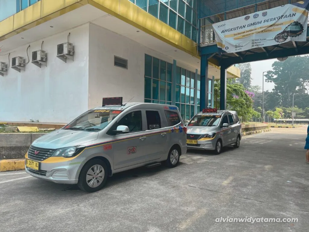 Angkot AC Depok di Terminal Jatijajar - alvianwidyatama.com