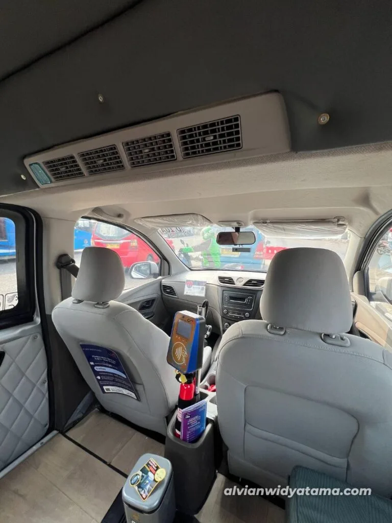 Interior bagian depan Angkot AC Depok