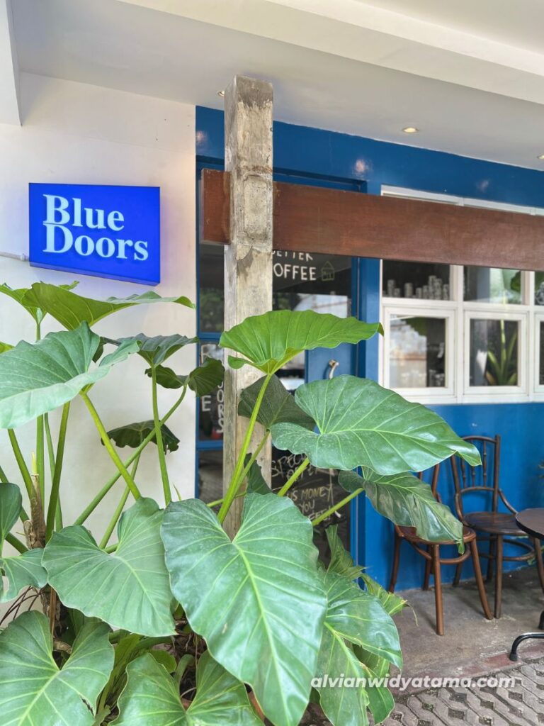 Blue Doors Dharmawangsa: Coffee Shop Paling Skena Dekat Blok A 3 Tampak depan Blue Doors Dharmawangsa di Jakarta