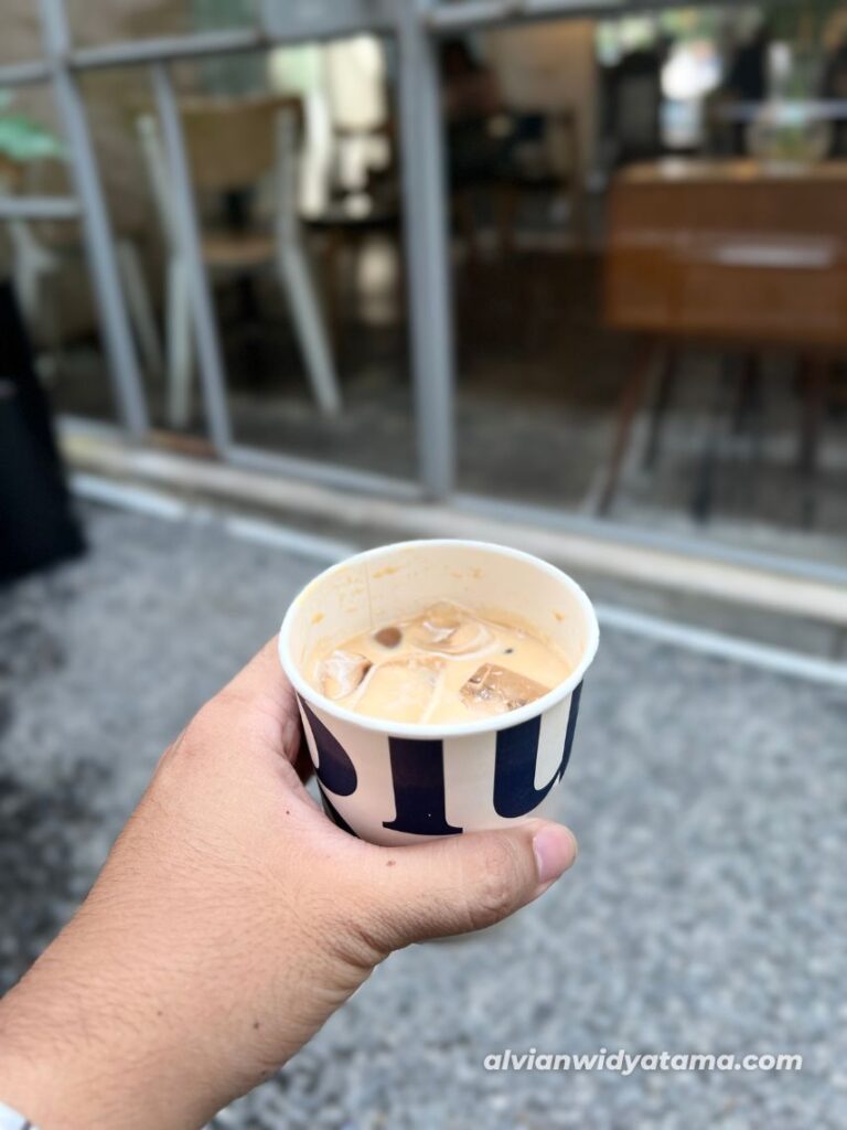 Blue Doors Dharmawangsa: Coffee Shop Paling Skena Dekat Blok A 6 Es kopi magic yang disajikan di Blue Doors