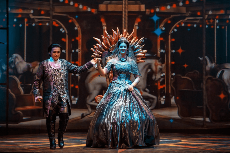 Pertunjukan opera yang kini menjadi elemen penting dalam budaya populer.