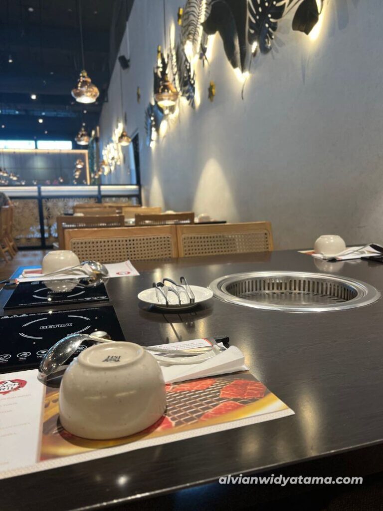 Restoran di Ampera Raya Jaksel yang Cocok untuk Gathering dan Rombongan 5 Hachi Grill, salah satu restoran di Ampera Raya yang menyajikan menu yakiniku dan shabu-shabu dengan konsep AYCE.