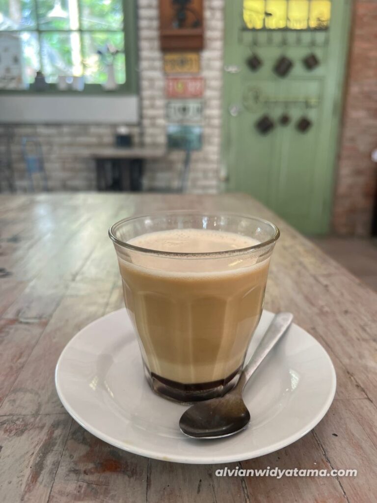 5 Spot Kuliner Bandung yang Pernah Saya Coba: Dari yang Enak Sampai yang Estetik 10 Kopi Susu Coffee at The Barn Lembang Bandung