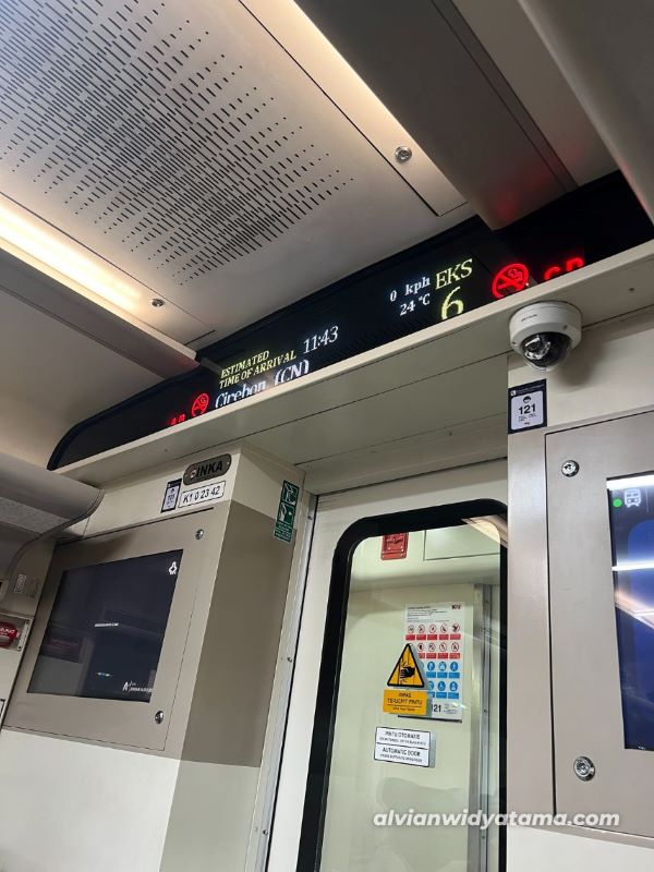 Review Naik KA Taksaka: Kereta Anak Emas Menuju Jogja 5 Layar PIDS Kereta SSNG - KA Taksaka