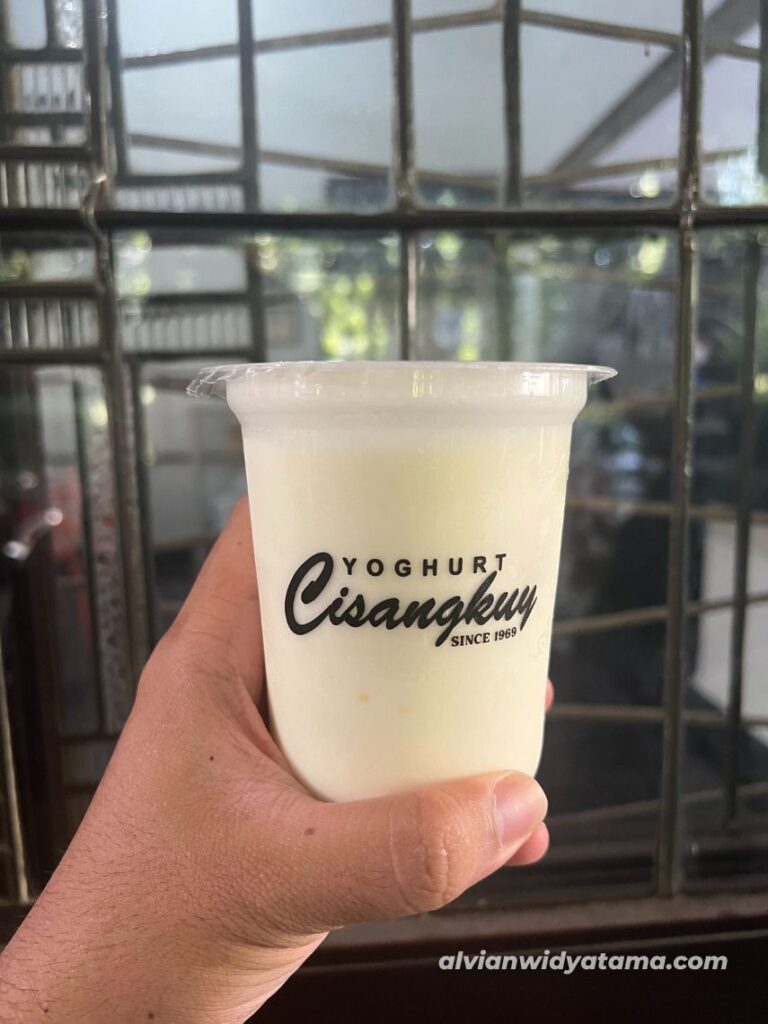 5 Spot Kuliner Bandung yang Pernah Saya Coba: Dari yang Enak Sampai yang Estetik 7 Yoghurt Plain Yoghurt Cisangkuy