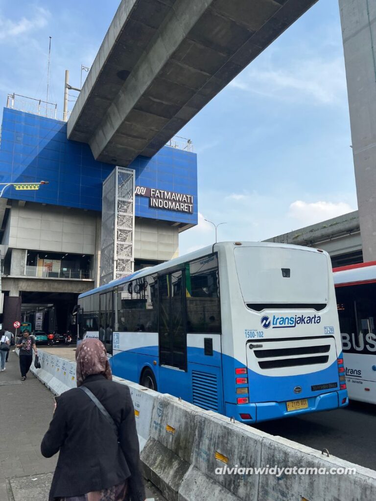 Review Rute Transjakarta D41: Bus Transjakarta Hadir di Sawangan! 5 Bus Transjakarta D41 di Bus Stop MRT Fatmawati Indomaret