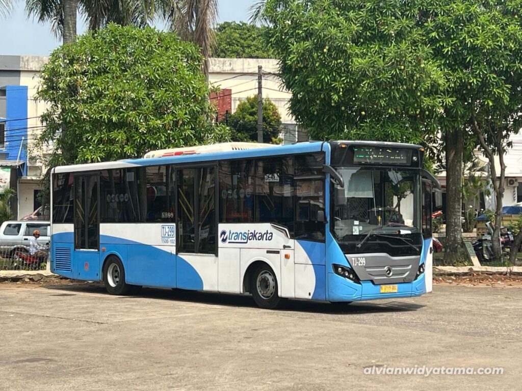 Review Rute Transjakarta D41: Bus Transjakarta Hadir di Sawangan! 3 Bus Transjakarta D41 di Terminal Sawangan Depok