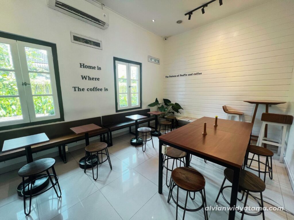 Jacob Koffie Huis: Kedai Kopi Serius di Kawasan Depok Lama 4 Area Indoor Jacob Koffie Huis Coffee Shop Depok