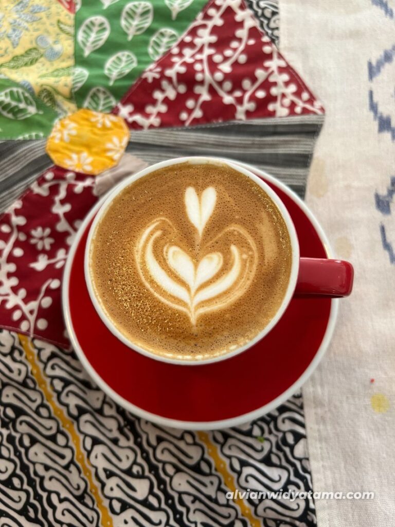 Jacob Koffie Huis: Kedai Kopi Serius di Kawasan Depok Lama 6 Kopi Magic Jacob Koffie Huis