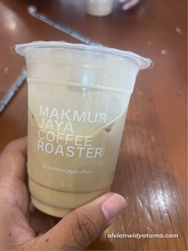 Makmur Jaya Coffee: Kopi Susu Paling Kalcer di Bandung 3 Kopi Susu Makmur Jaya Coffee Roaster