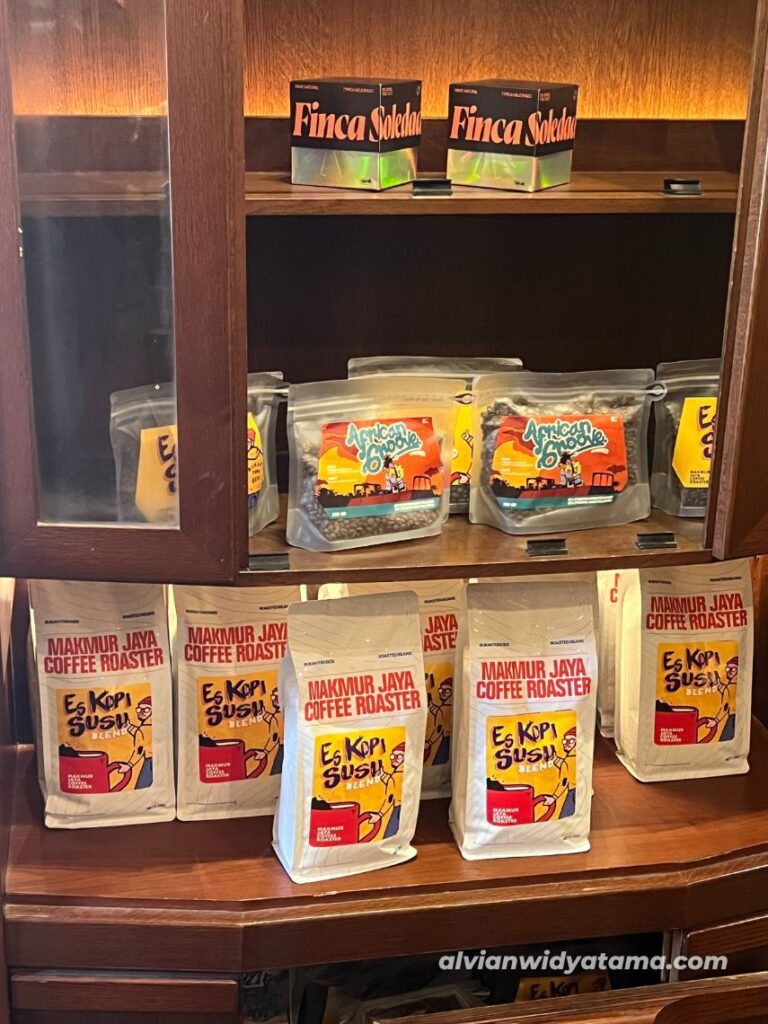 Makmur Jaya Coffee: Kopi Susu Paling Kalcer di Bandung 4 Pilihan biji kopi yang ada di Makmur Jaya Coffee Roaster