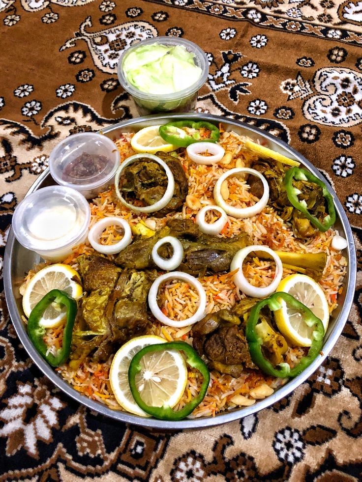10 Rekomendasi Wajib: Wisata Kuliner untuk Orang yang Umroh 3 Nasi mandhi, salah satu rekomendasi wisata kuliner saat umroh