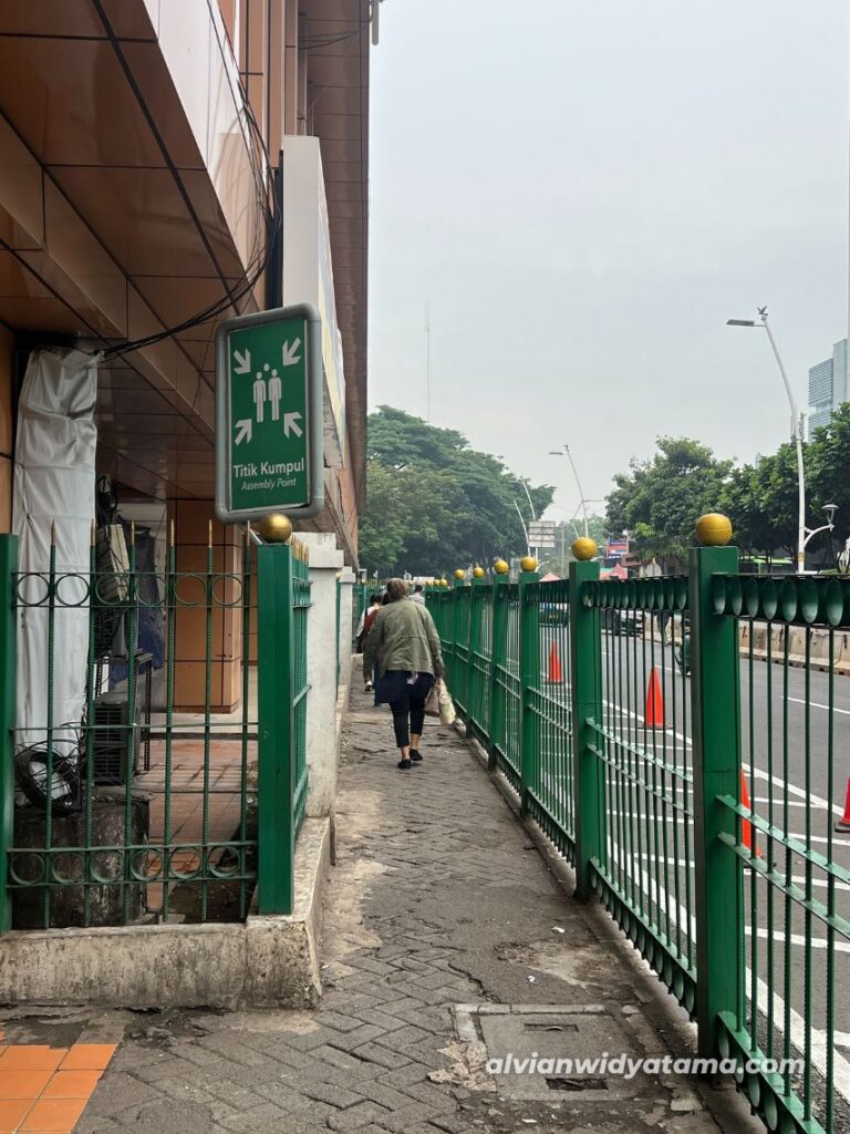 Telah Hadir Pelican Crossing di Stasiun Cikini! Tidak Perlu Loncat Pagar Lagi 4 Akses pejalan kaki lama Stasiun Cikini yang sempit dan dikelilingi pagar yang tinggi